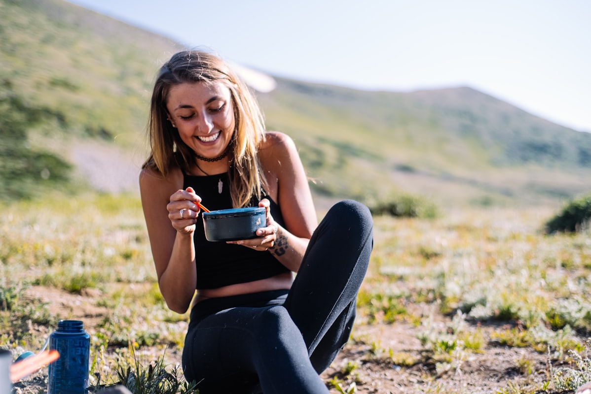 Atleta disfrutando de nutrición balanceada